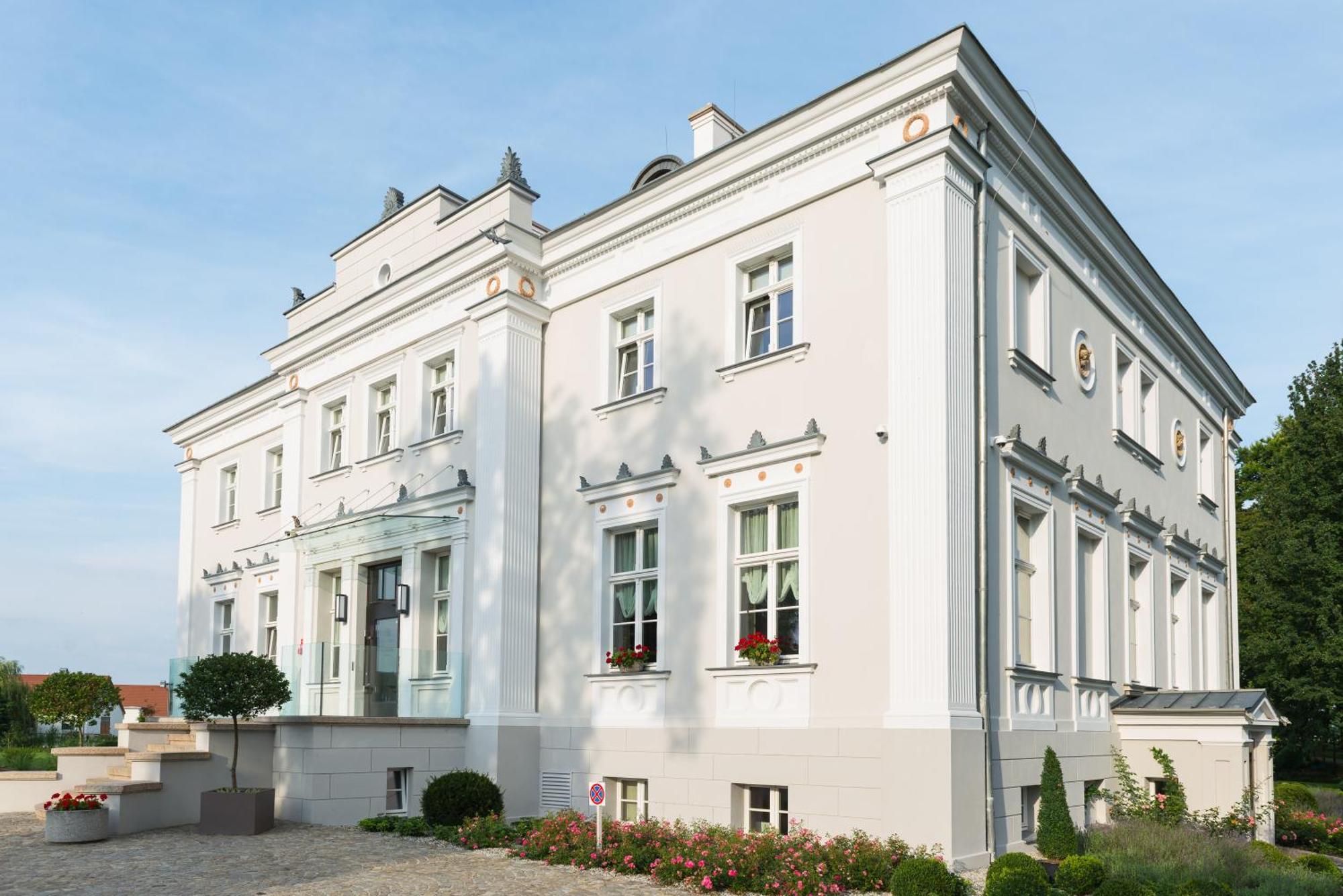 Hotel Jakubus Wilkow  Exterior photo